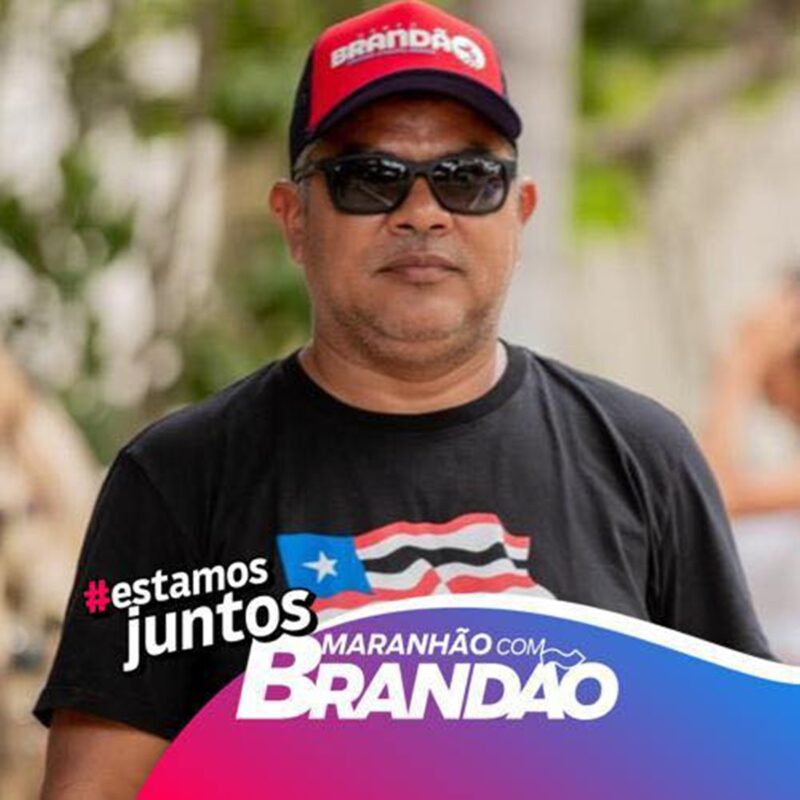 Alessandro Martins com boné da família Brandão