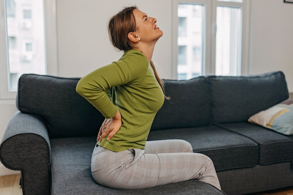 Coluna travada: fisioterapeuta diz o que não fazer ao sentir as dores