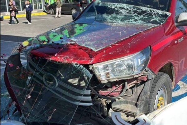 Imagem colorida de carro destruído em terremoto no Chile