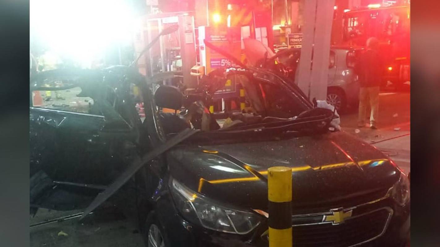Carro explode durante abastecimento em posto no Rio