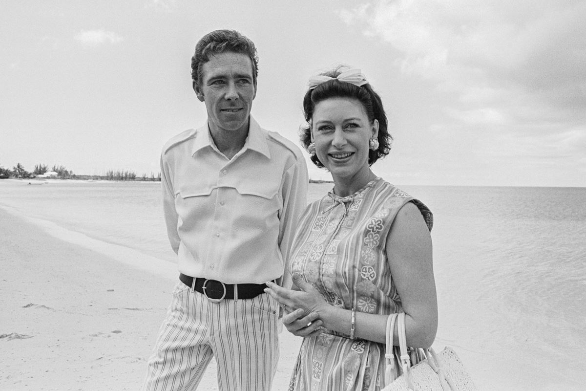 Foto em preto e branco de homem e mulher em uma praia - Metrópoles