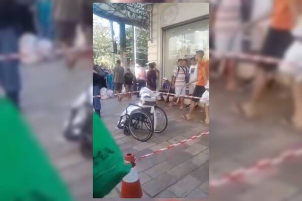 Imagem colorida de corpo de idoso em cadeira de rodas em Manaus