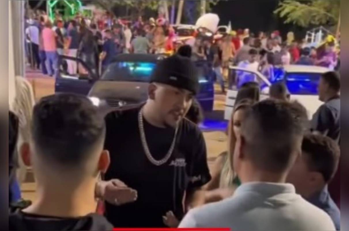 No palco, prefeito cancela show de DJ após quase 2h de atraso. Vídeo