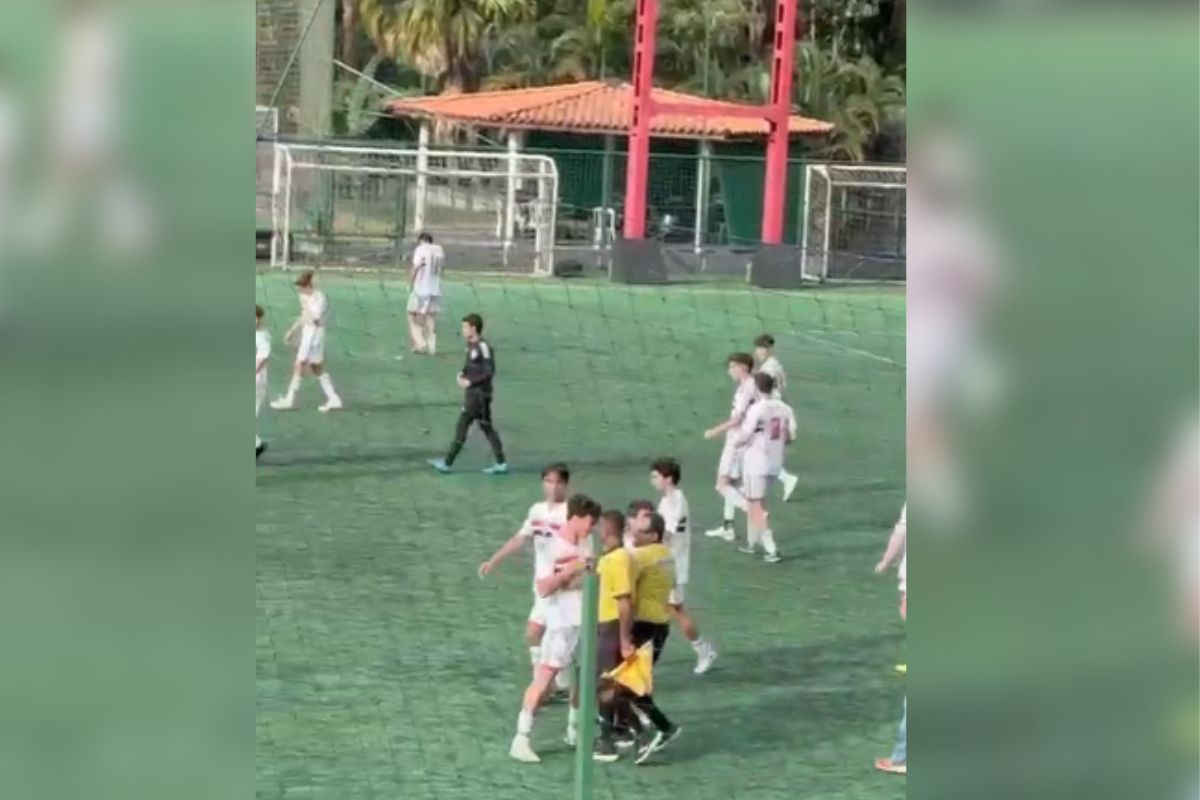 Vídeo: pancadaria entre árbitro e jogadores marca partida do Sub-17