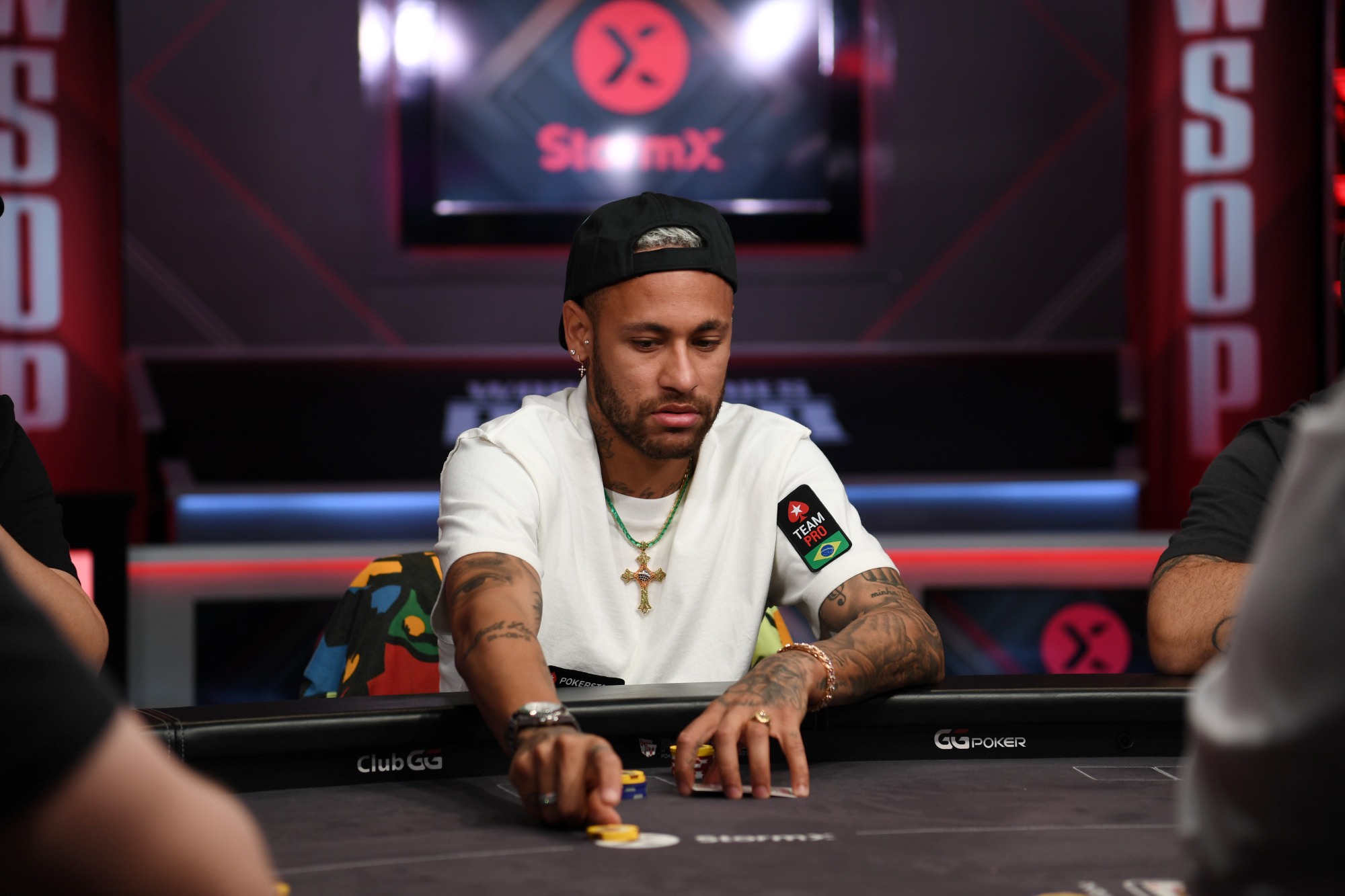 Diagnosticado com Covid-19, Neymar participa de torneio de pôquer