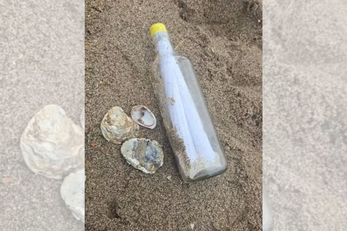 Mulher coloca cinzas da mãe em garrafa para que ela “viaje o mundo”