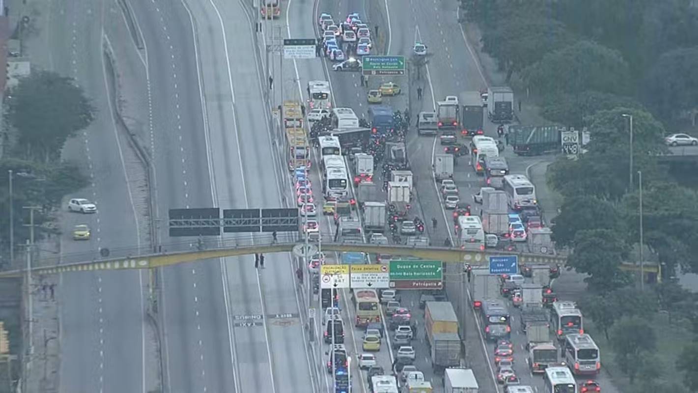 Rio: tiroteio em operação policial fecha a Av. Brasil e Linha Vermelha