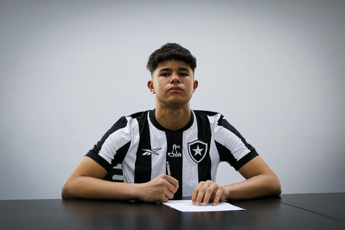 Filho do goleiro Bruno vence torneio na Alemanha com o Botafogo