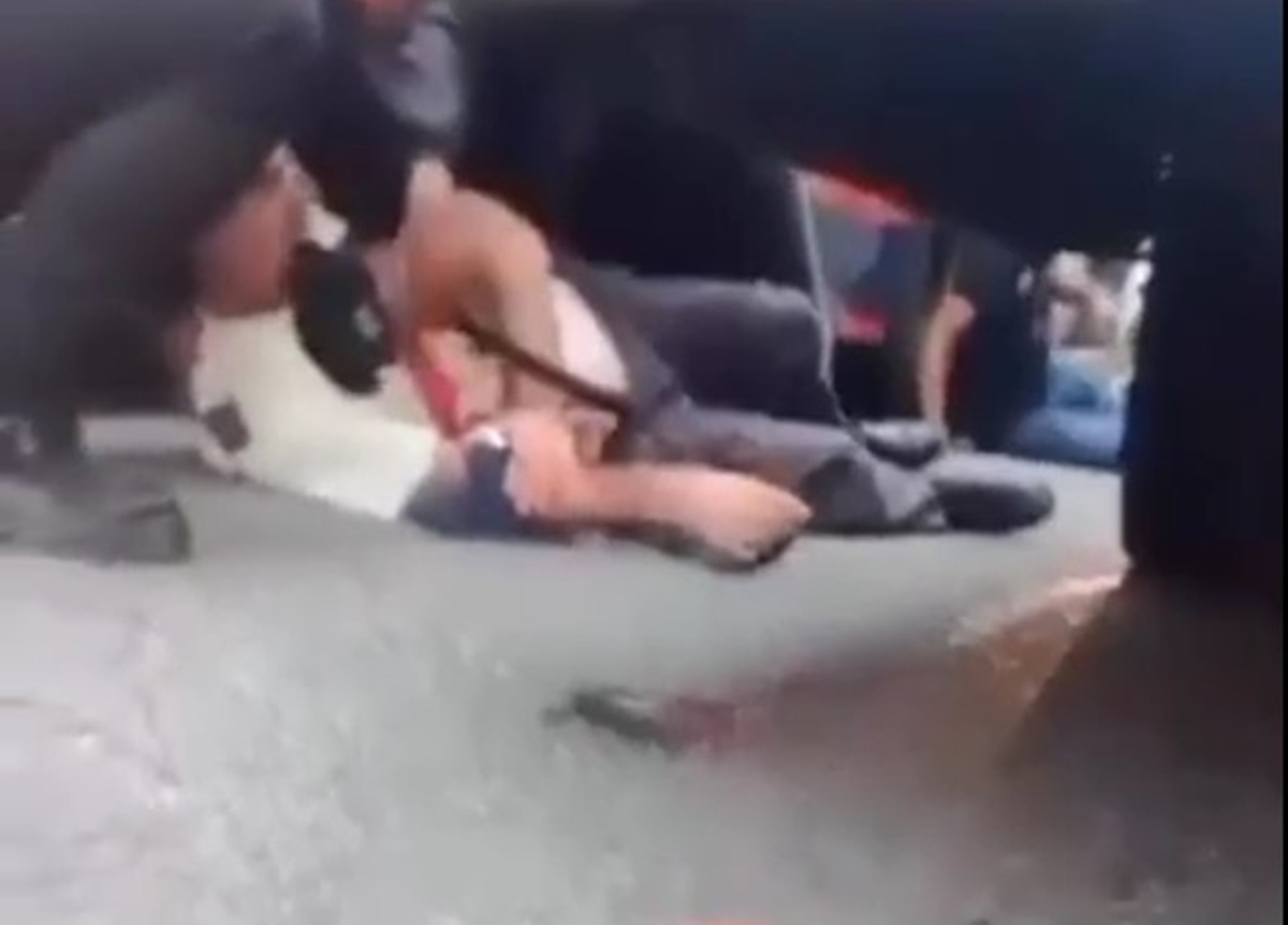 Vídeo: banhando em sangue, motorista baleado cai no chão de ônibus