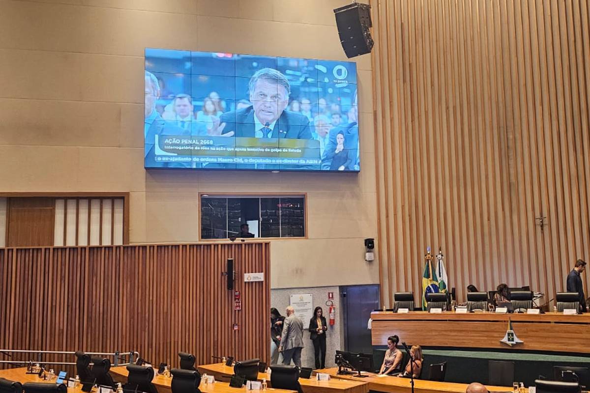 Interrogatório de Bolsonaro aparece em telão da CLDF ao vivo. Entenda