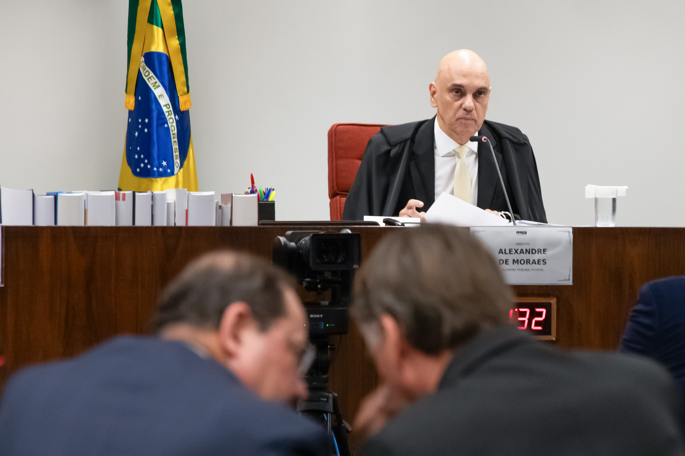 Vigilância de Bolsonaro: Moraes quer posição da PGR sobre pedido da PF