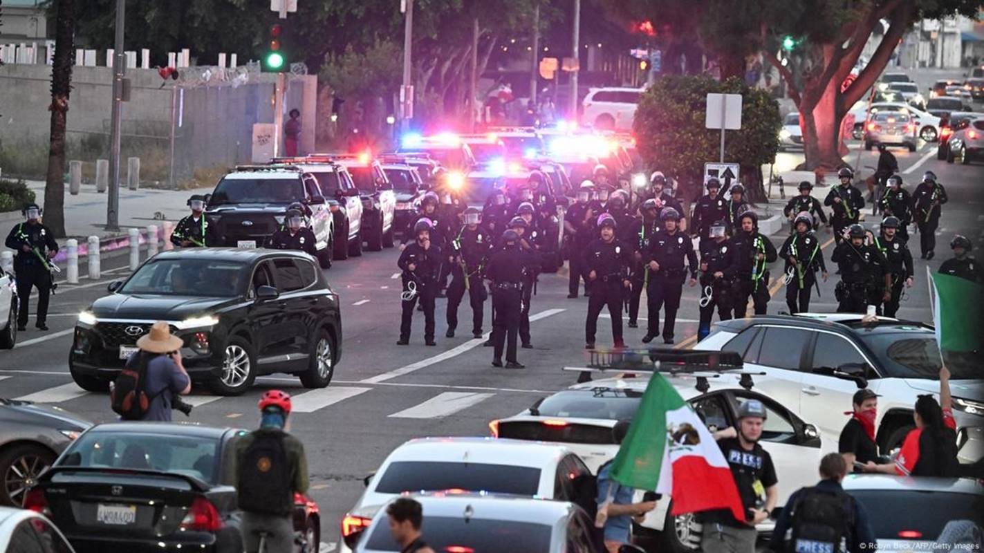 Los Angeles impõe toque de recolher e protestos se espalham pelos EUA