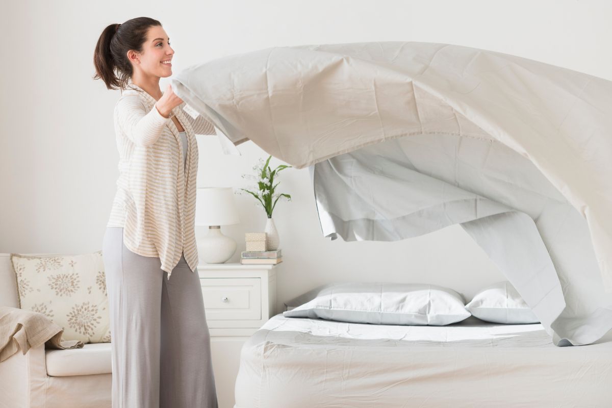 Com que frequência trocar a roupa de cama, segundo um biomédico