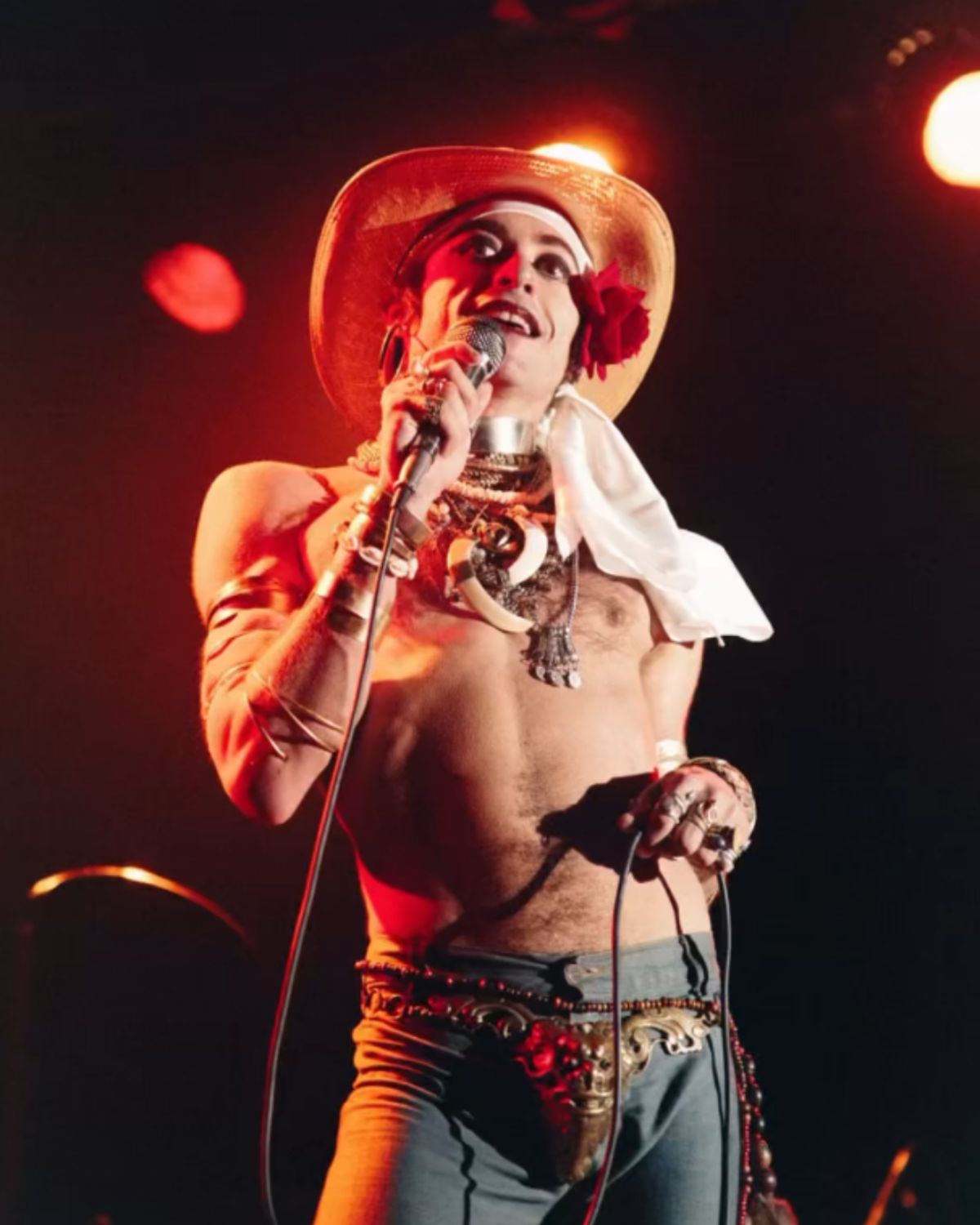 Foto com cor. Jesuíta Barbosa como Ney Matogrosso em Homem com H - Metrópoles