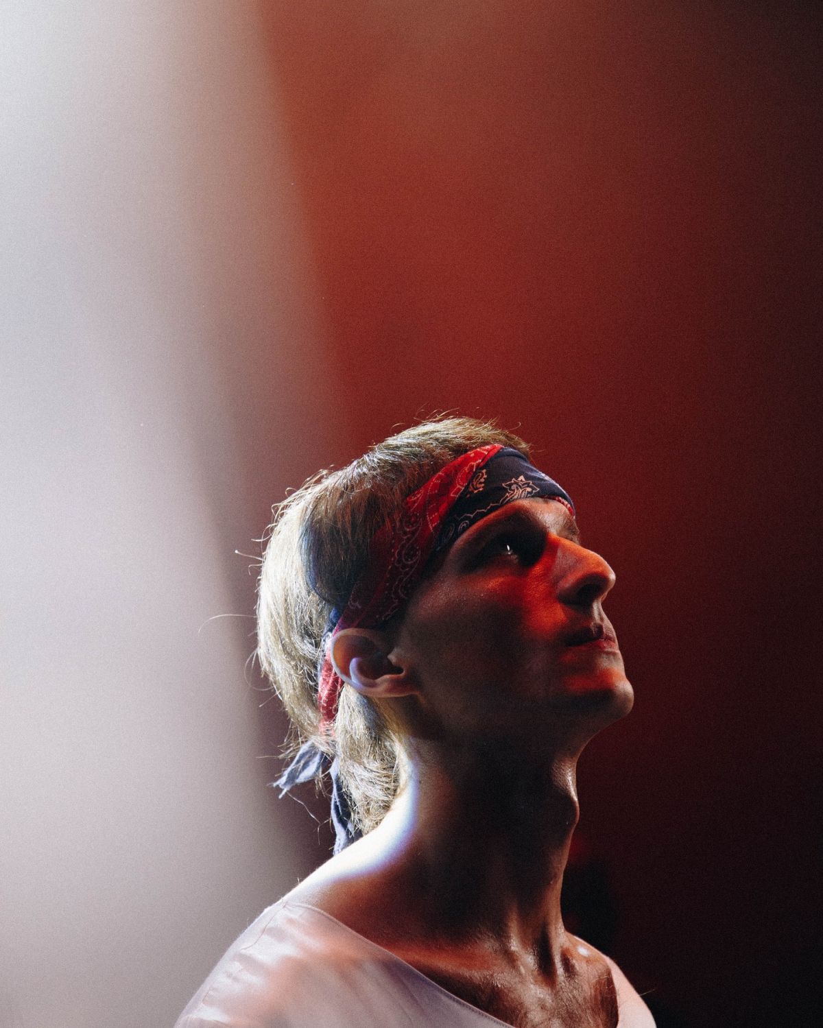 Foto com cor. Fotografia still do filme Homem com H - Metrópoles