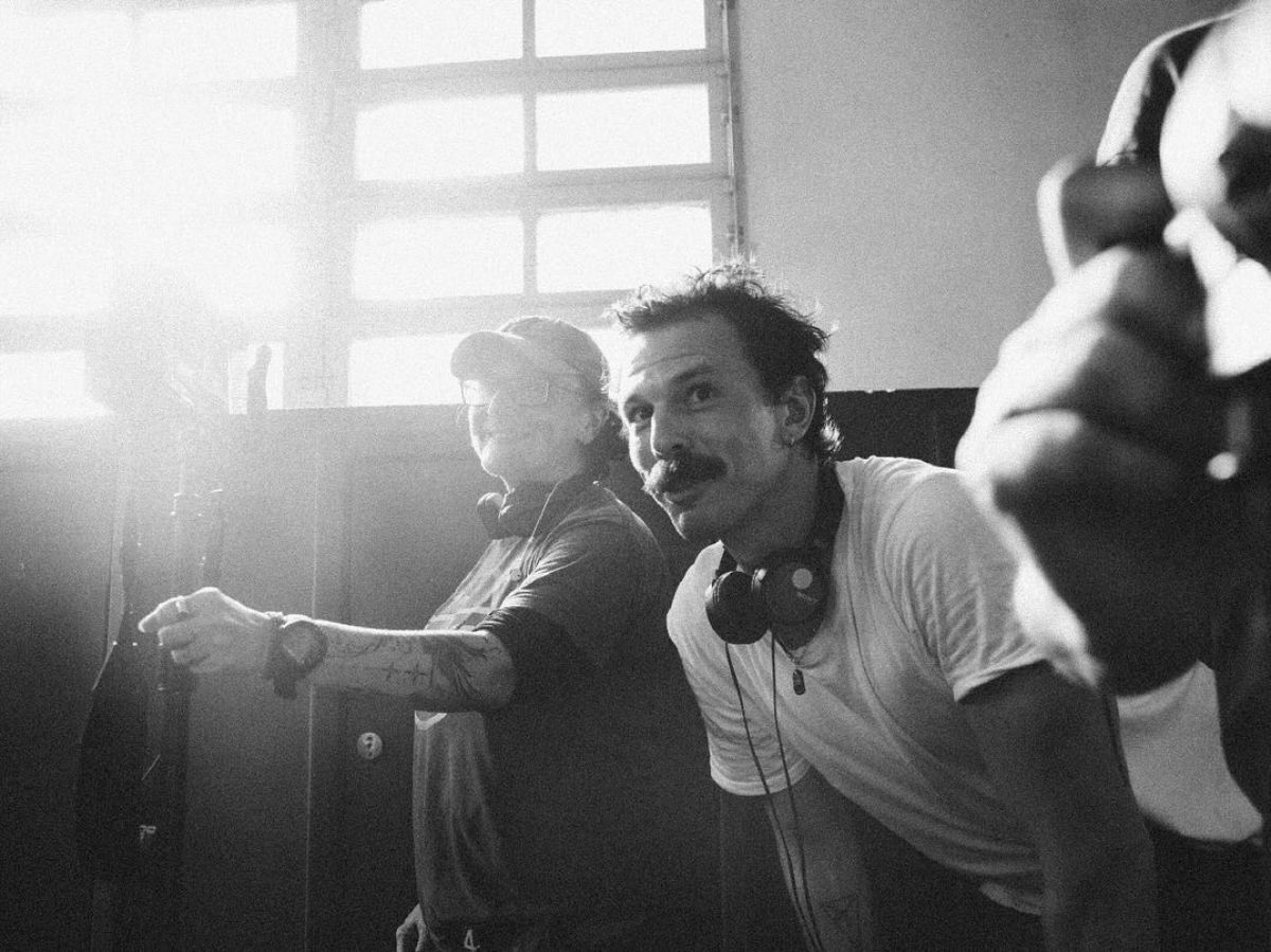 Foto preto e branco - Esmir Filho em set - Metrópoles