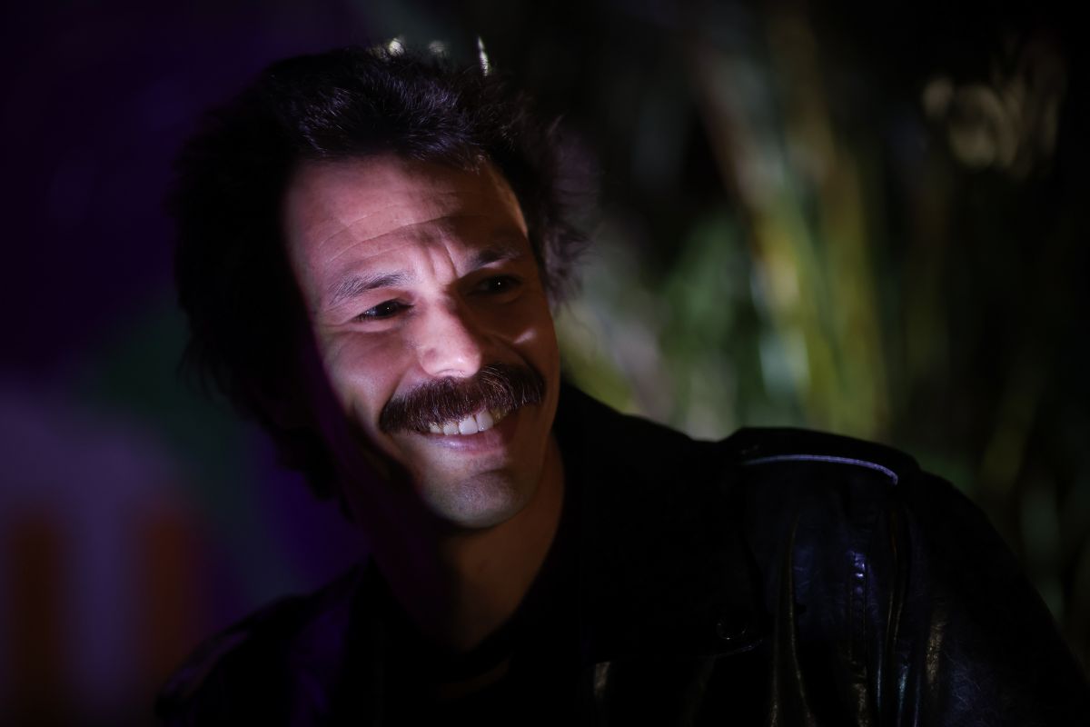 Foto com cor. Esmir Filho no Open Air - Metrópoles