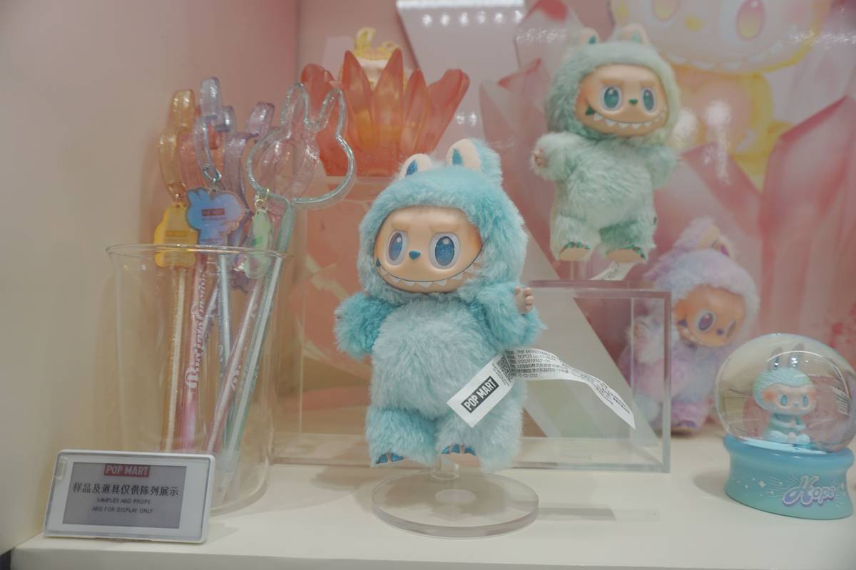 Labubu em vitrine - Metrópoles