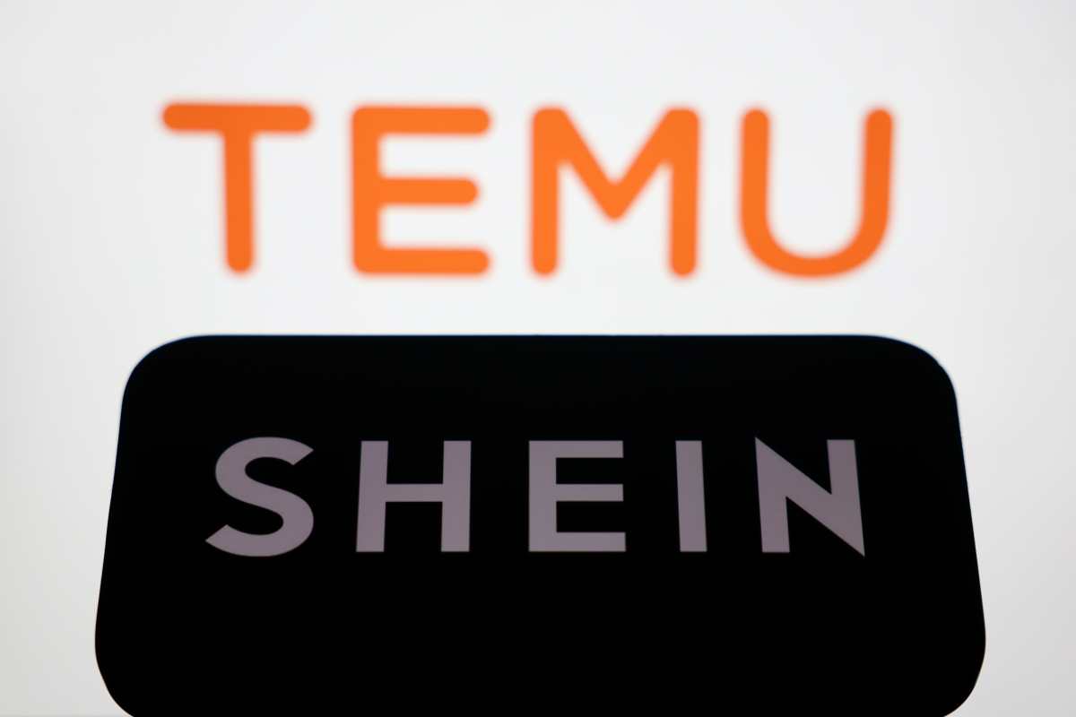 O logotipo da Temu em uma tela e o logotipo da Shein exibidos na tela de um telefone são vistos nesta ilustração - metrópoles