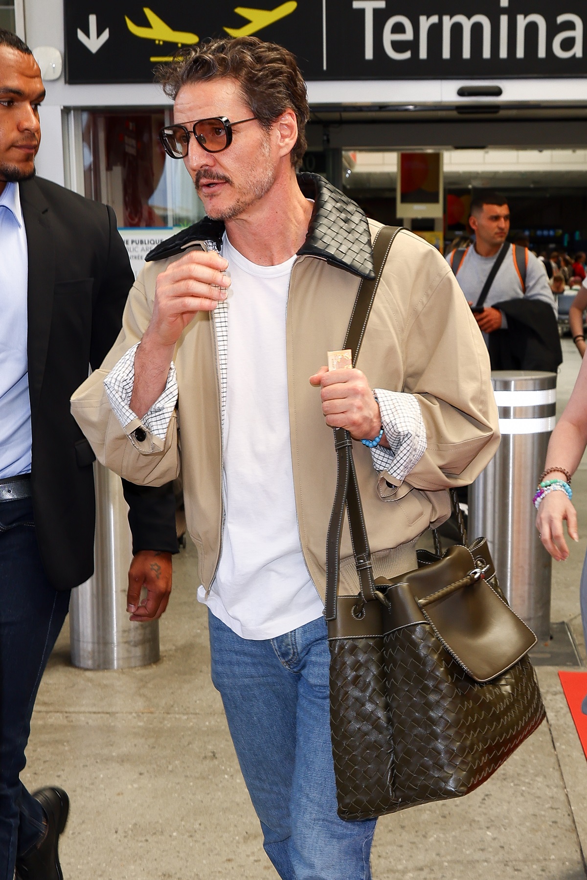 homens com bolsa masculina moda estilo tendencia pedro pascal - metrópoles