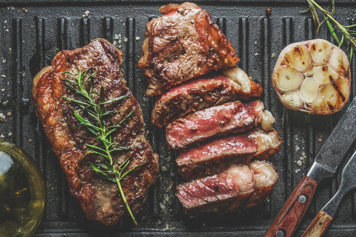foto colorida de carne assada