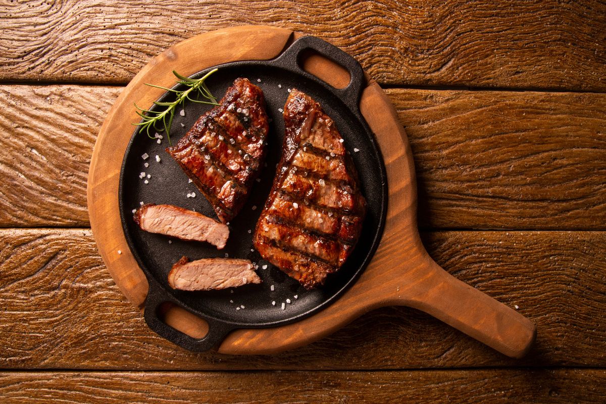 foto de carne em uma panela