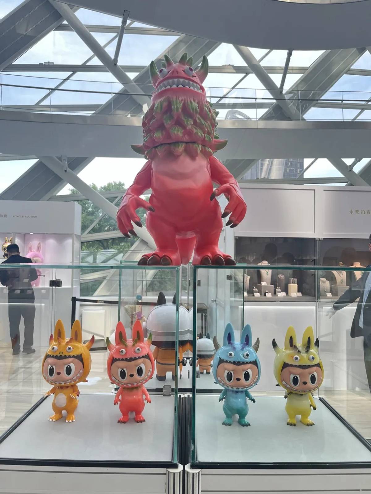 Exemplares do Labubu leiloados na China - Metrópoles