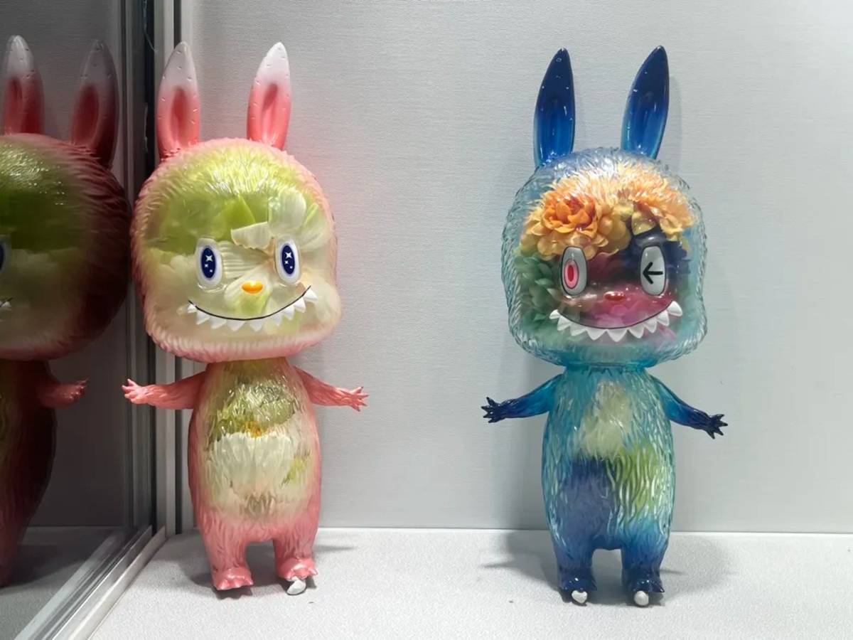 Exemplares do Labubu leiloados na China - Metrópoles