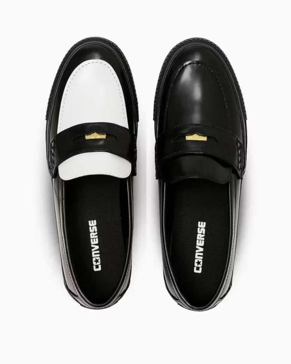 A imagem mostra dois sapatos. O da esquerda traz um detalhe branco enquanto o da direita é completamente preto
