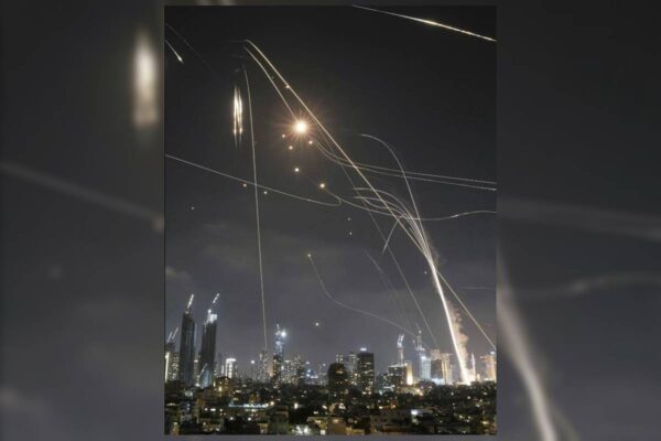 Imagem colorida de mísseis iranianos cruzando o céu de Tel Avivl