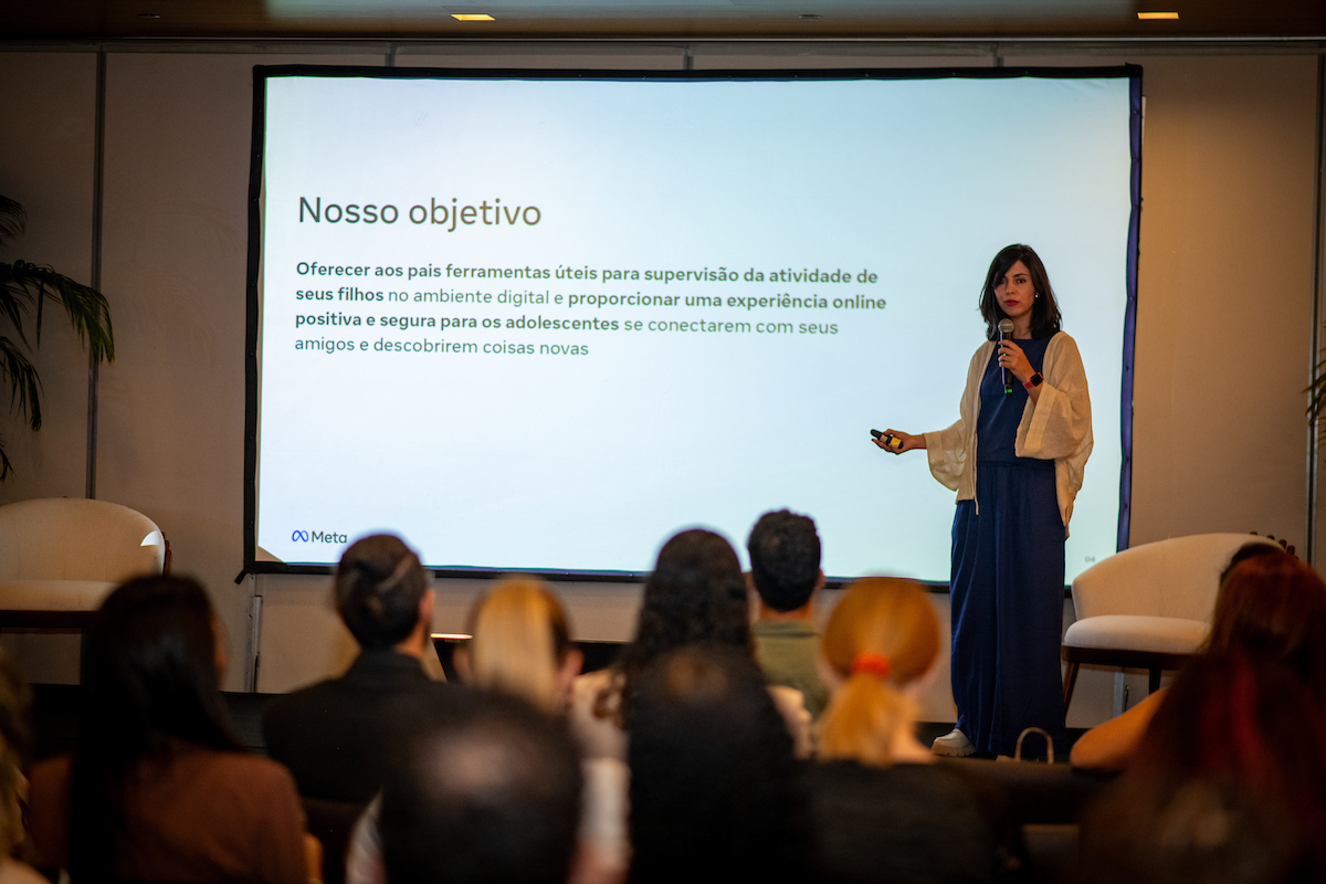 Foto colorida de um painel de debate - Metrópoles