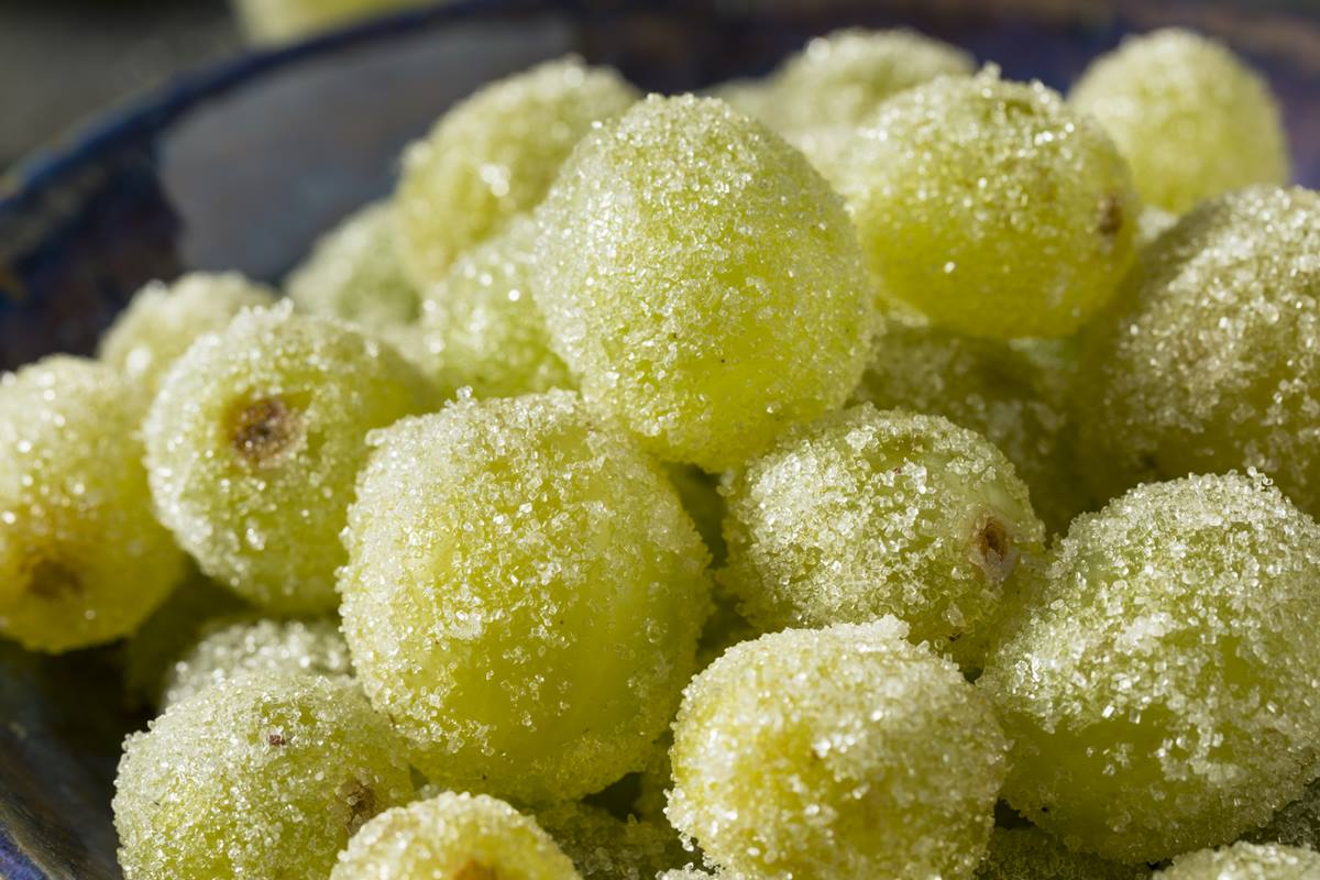 Foto colorida de uvas verdes congeladas - Metrópoles