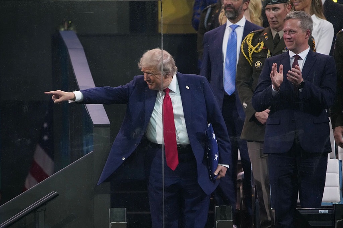 Trump manda recado para “inimigos” dos EUA durante parada militar