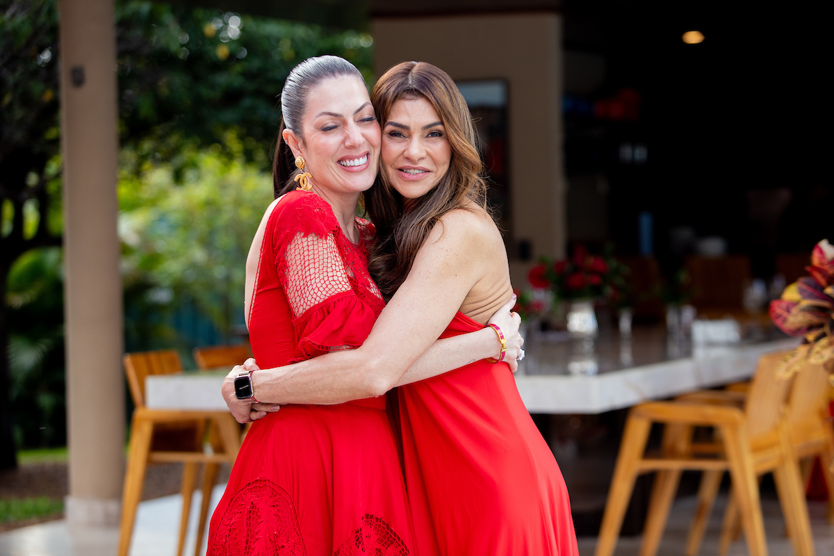 Júnia Souto é homenageada em almoço oferecido por Lara Torres