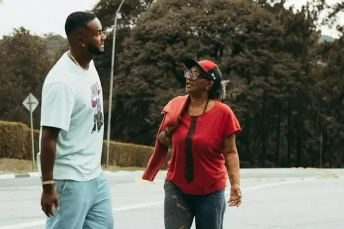 Em SP, Sandra de Sá fala sobre acusações de estelionato contra o filho