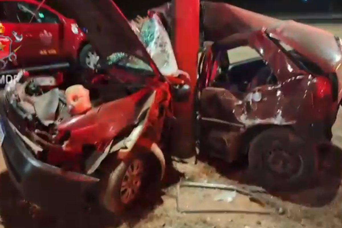 Mulher morre após carro colidir carro em poste na BR-020