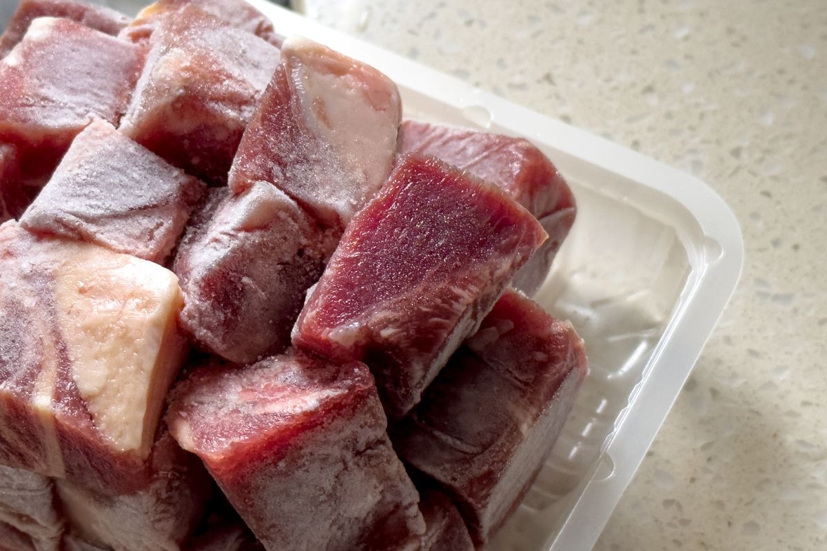 Chef ensina como descongelar carne mais rápido sem comprometer a saúde