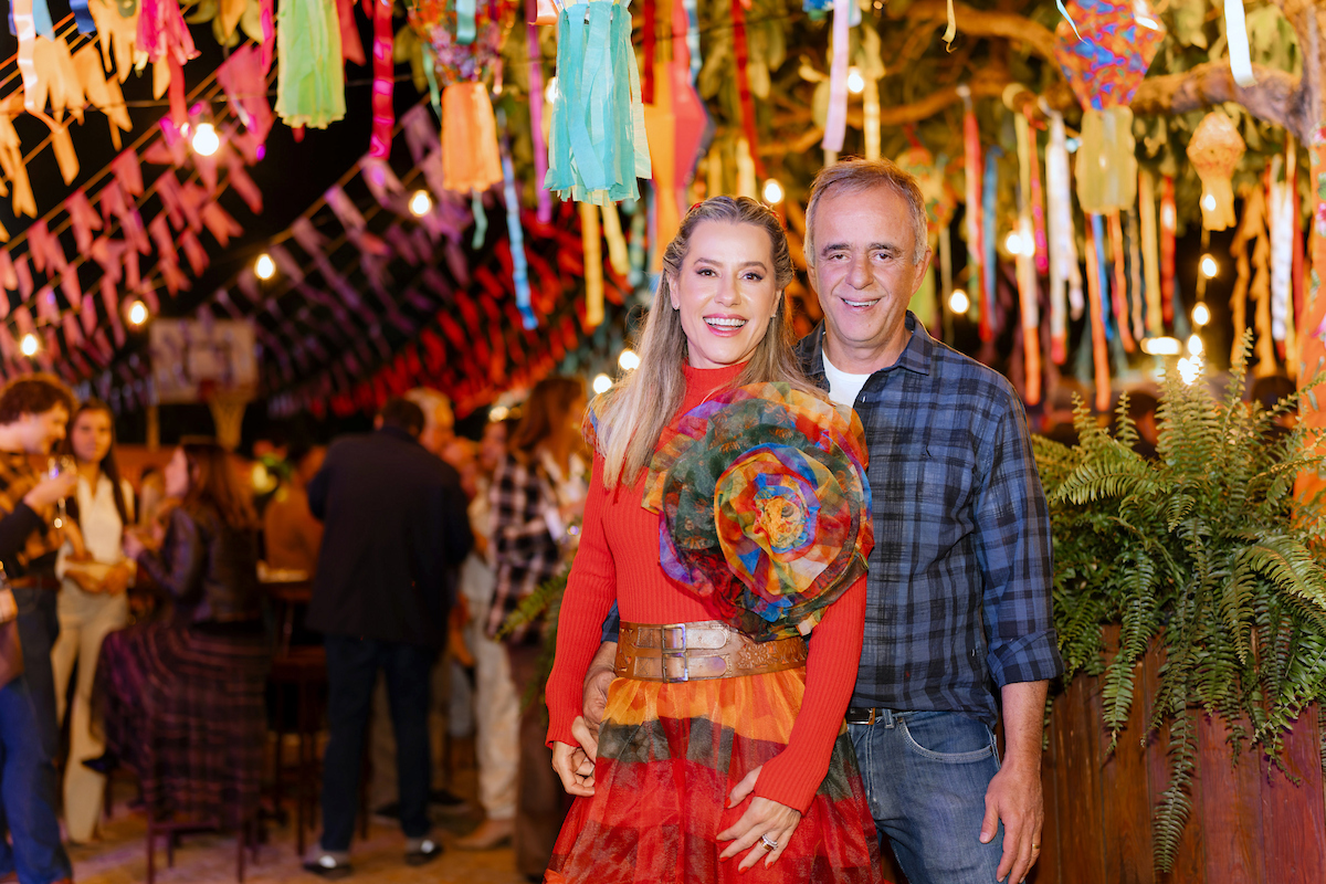 Eduardo e Flávia Toledo reúnem amigos em arraiá animadíssimo