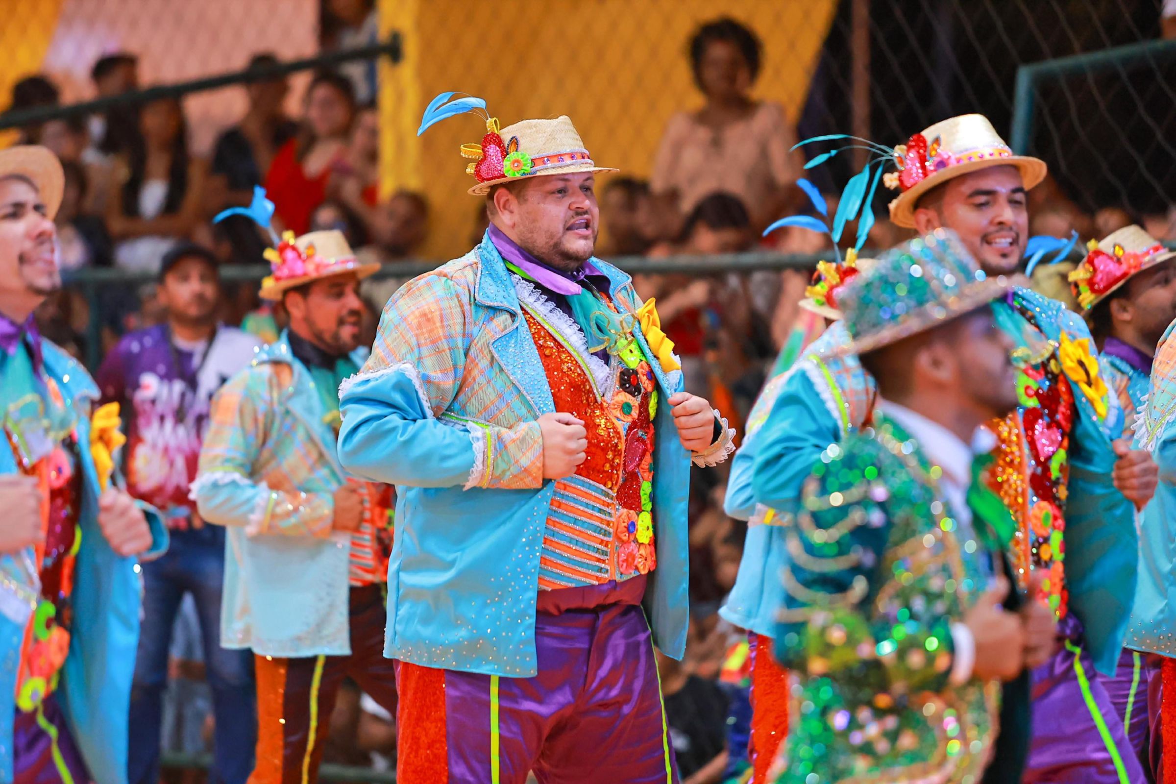 Fotografia colorida mostrando dançarinos de quadrilha junina-Metrópoles
