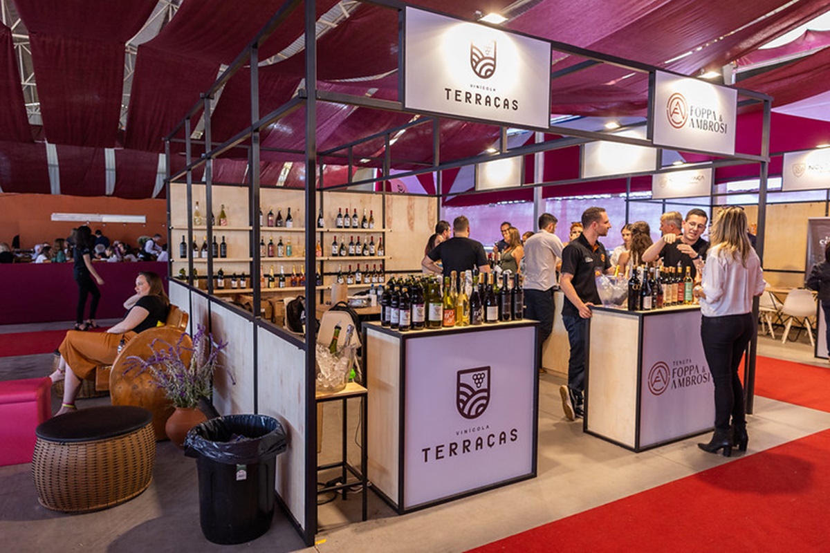 Stand de vendas em exposição para degustação de vinhos na Expovitis 2024