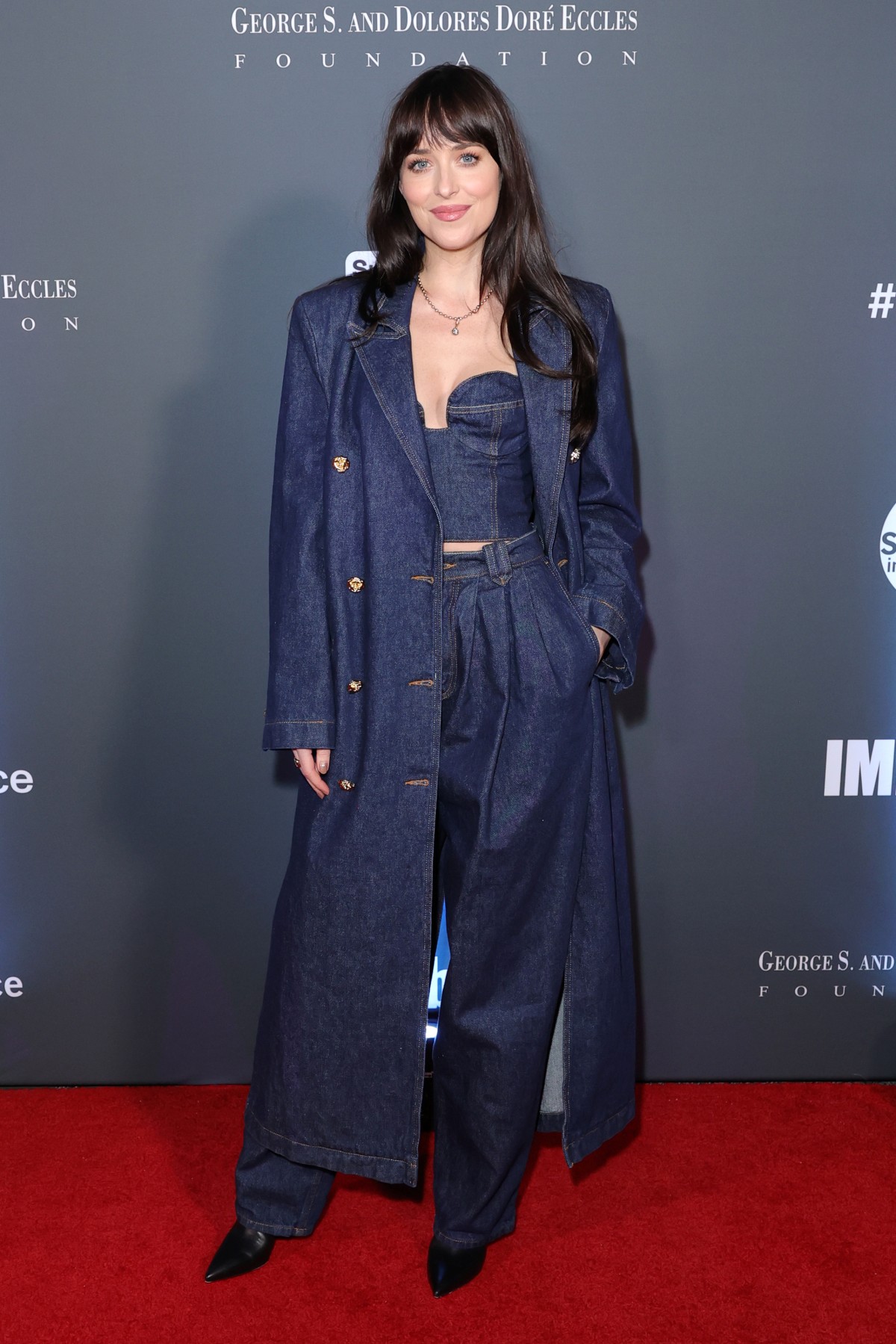 Foto com cor. Estilo urbano da atriz Dakota Johnson - Metrópoles