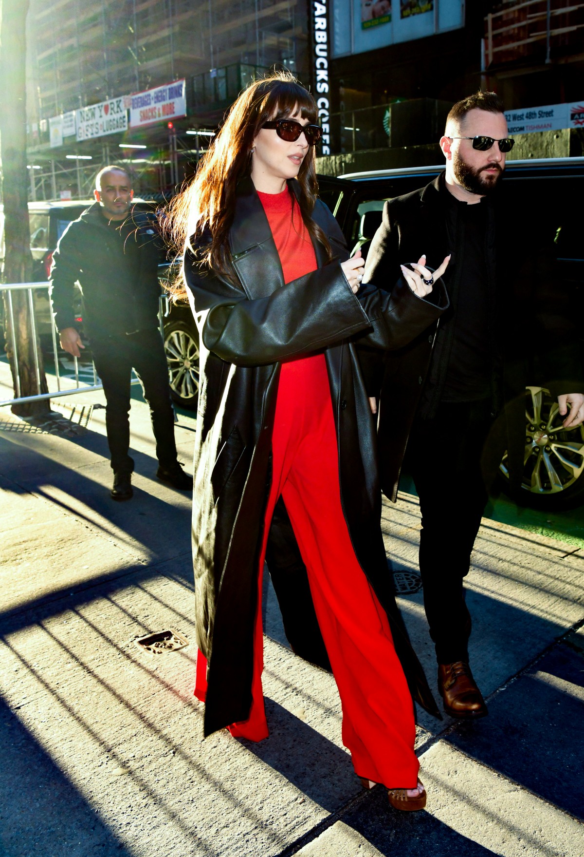 Foto com cor. Estilo urbano da atriz Dakota Johnson - Metrópoles