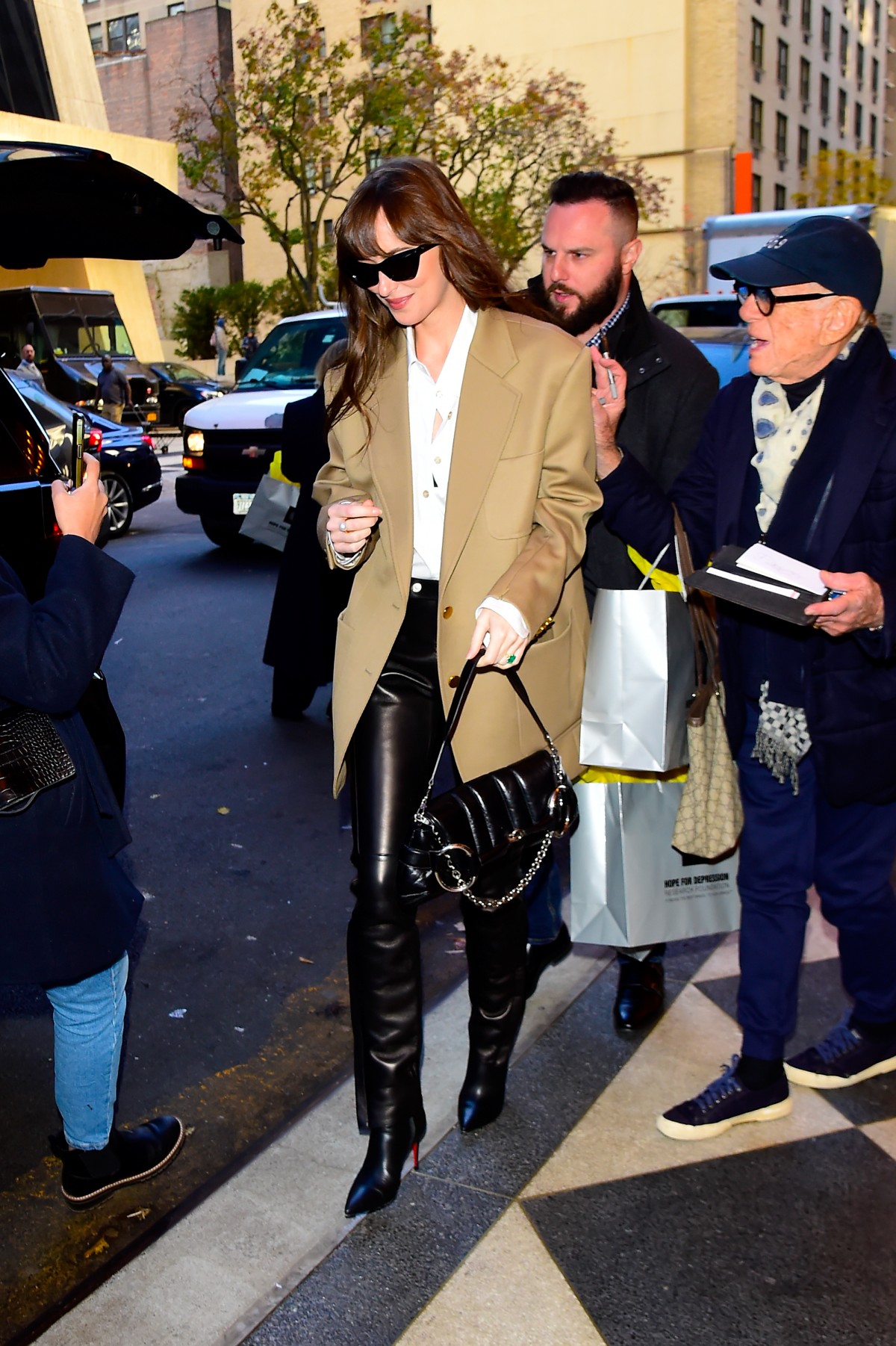 Foto com cor. Estilo urbano da atriz Dakota Johnson - Metrópoles