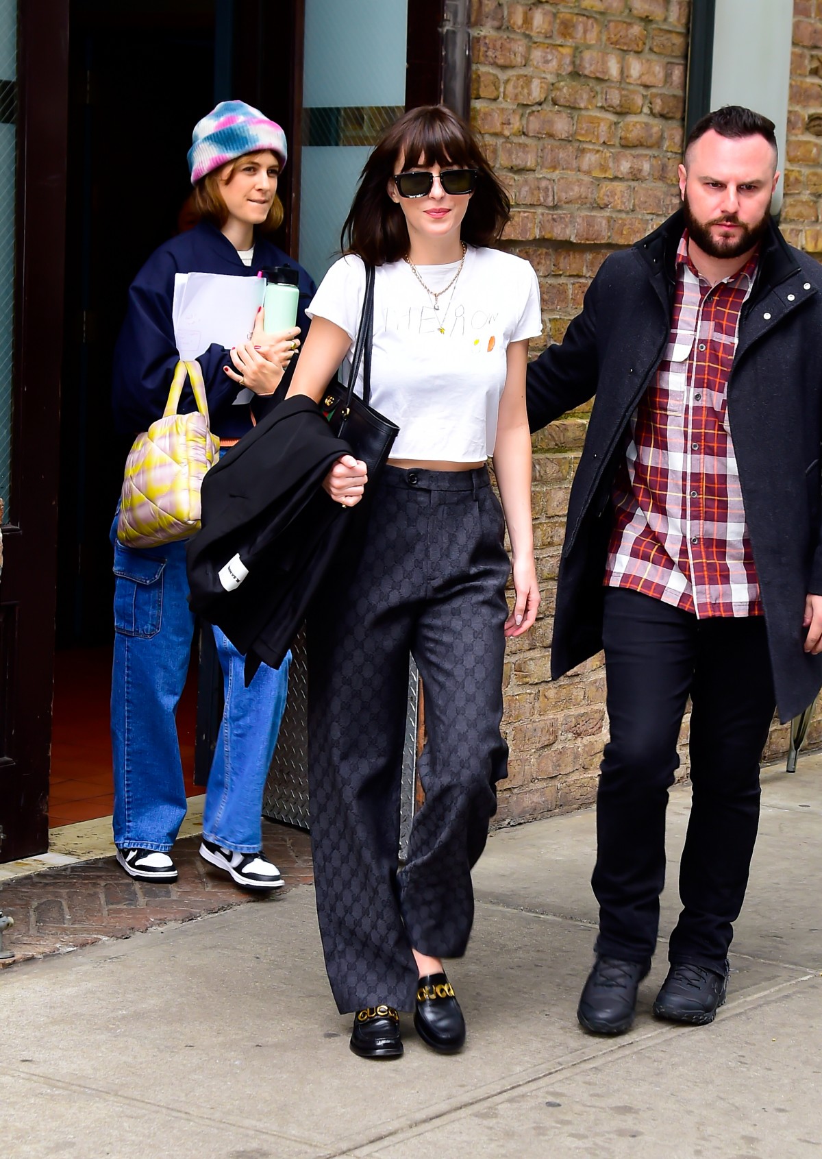 Foto com cor. Estilo urbano da atriz Dakota Johnson - Metrópoles