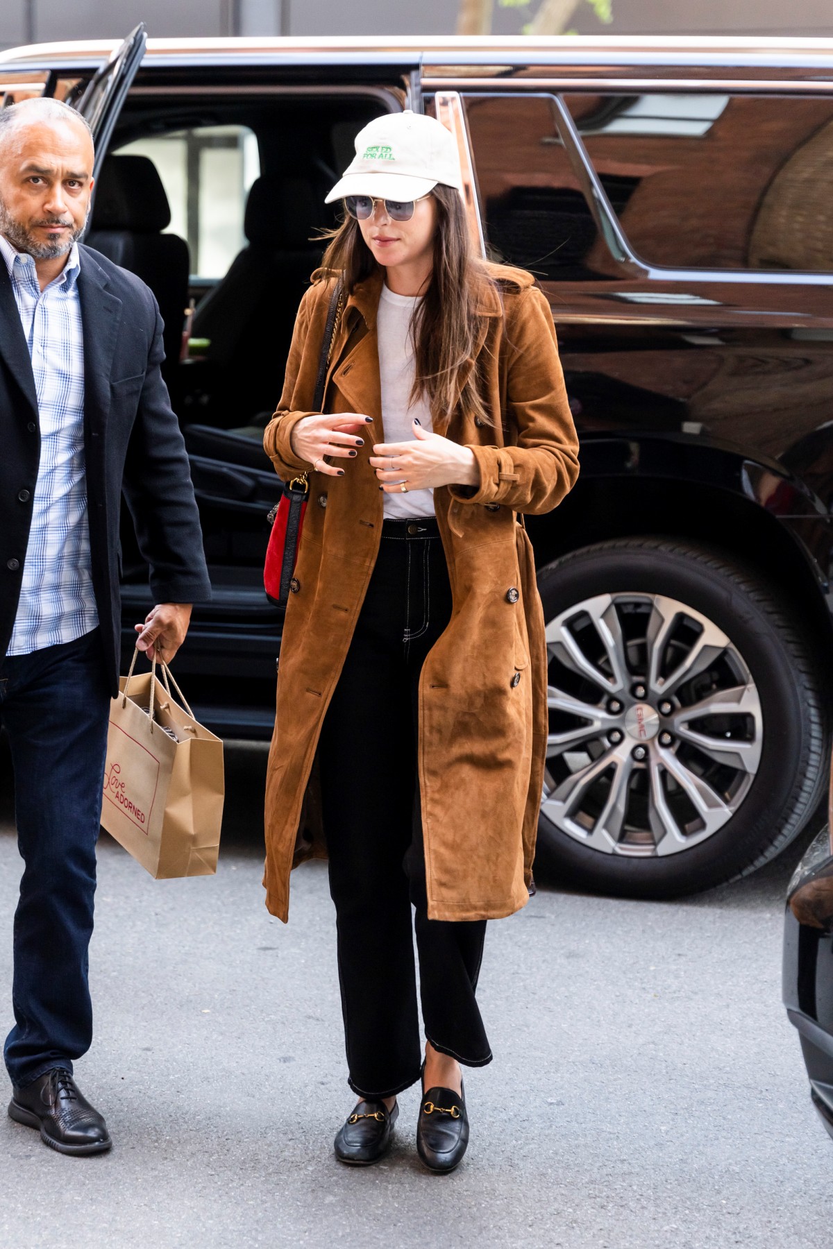 Foto com cor. Estilo urbano da atriz Dakota Johnson - Metrópoles