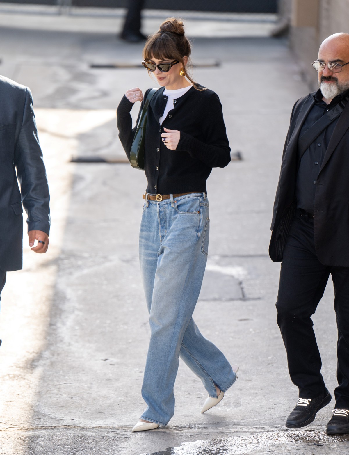 Foto com cor. Estilo urbano da atriz Dakota Johnson - Metrópoles