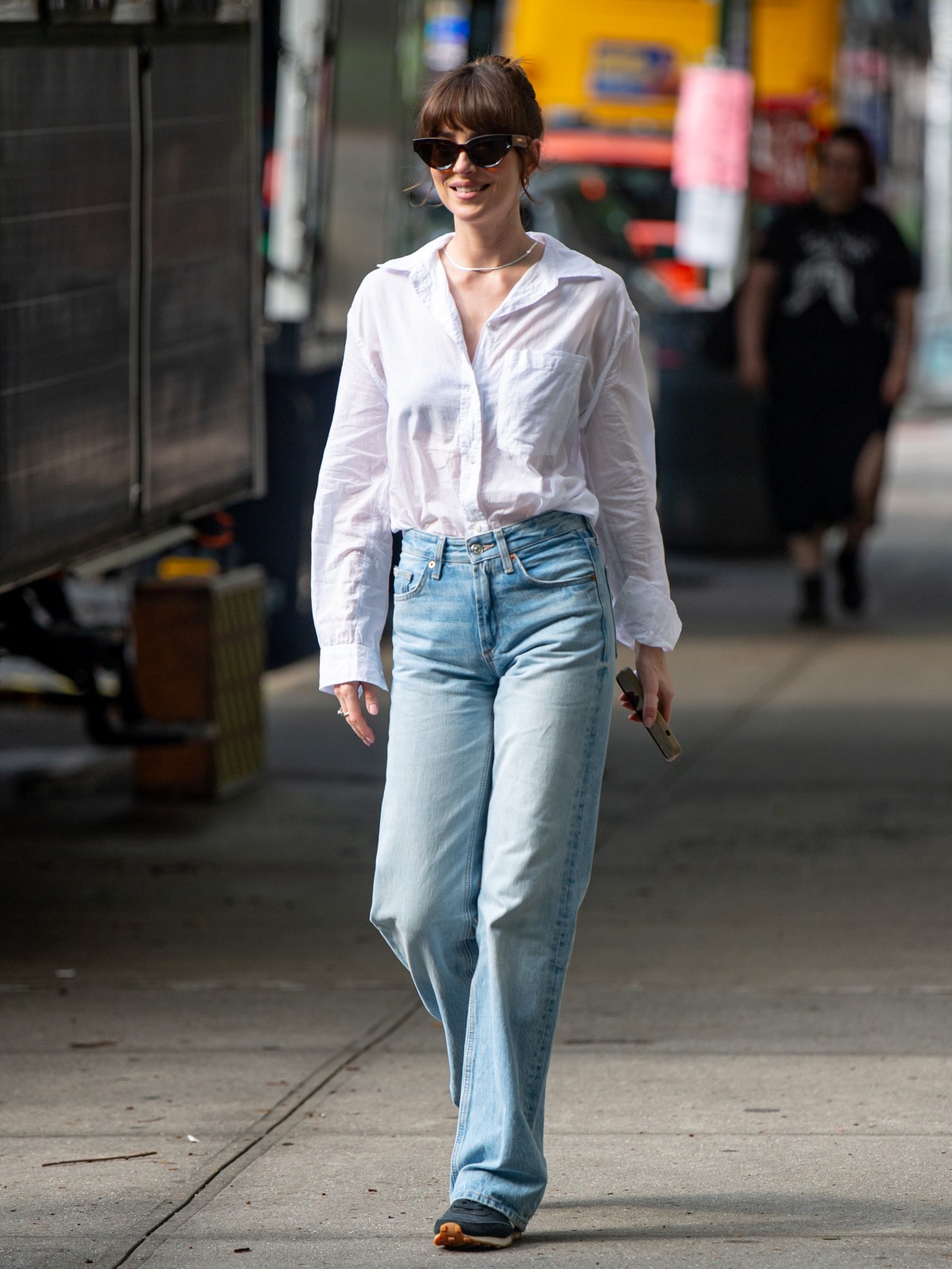Foto com cor. Estilo urbano da atriz Dakota Johnson - Metrópoles