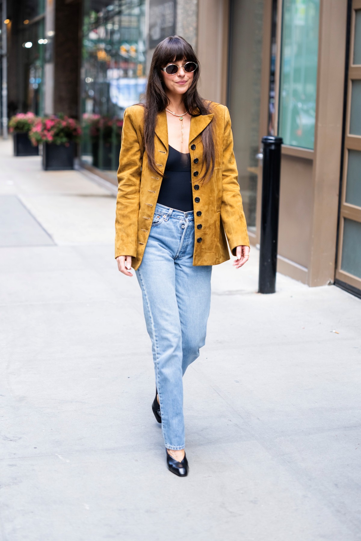 Foto com cor. Estilo urbano da atriz Dakota Johnson - Metrópoles