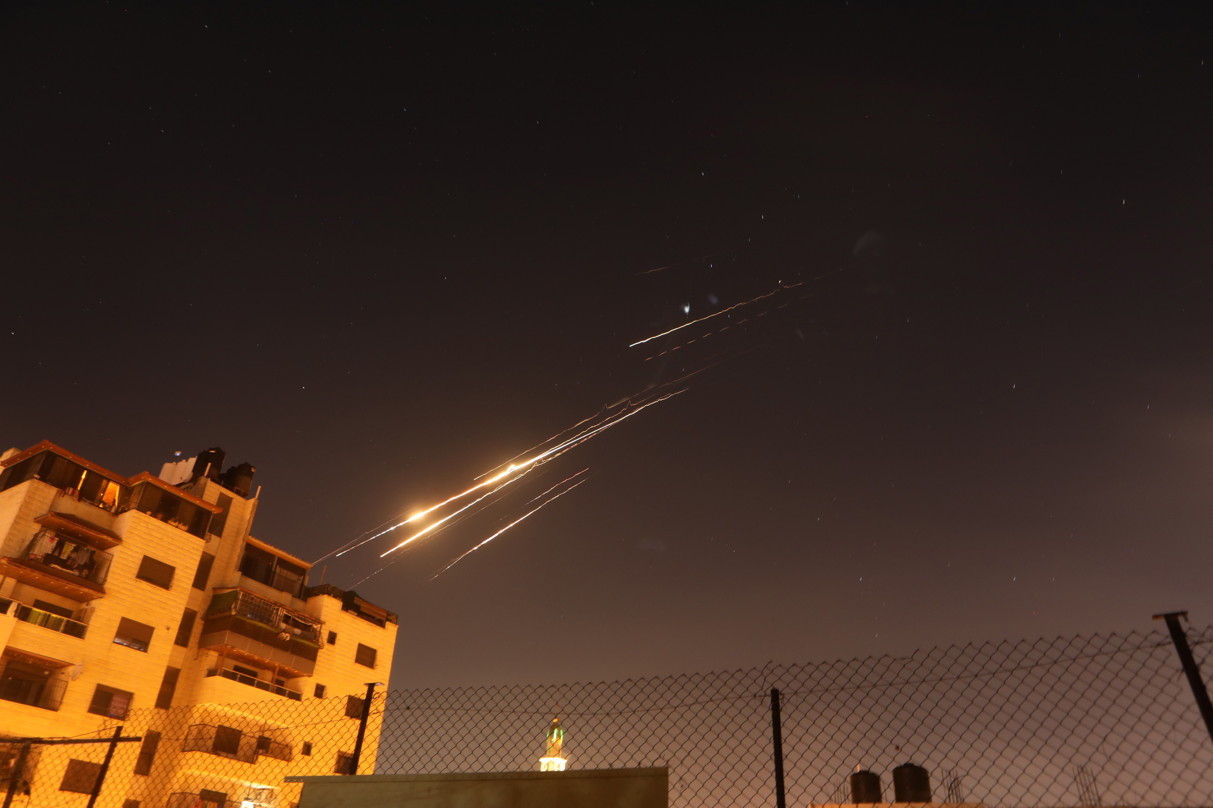 Ataques do Irã com mísseis balísticos contra Israel são vistos de Ramallah