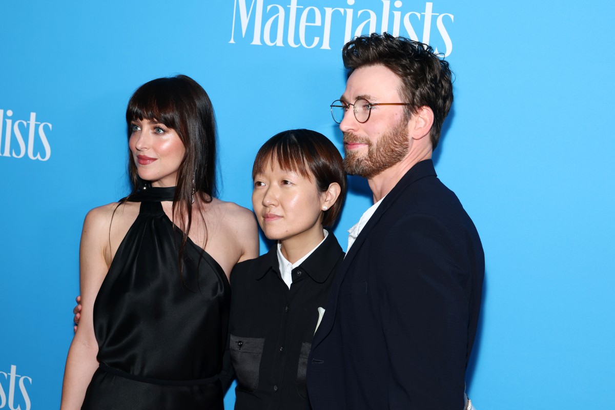 Foto com cor. Estilo urbano da atriz Dakota Johnson - Metrópoles